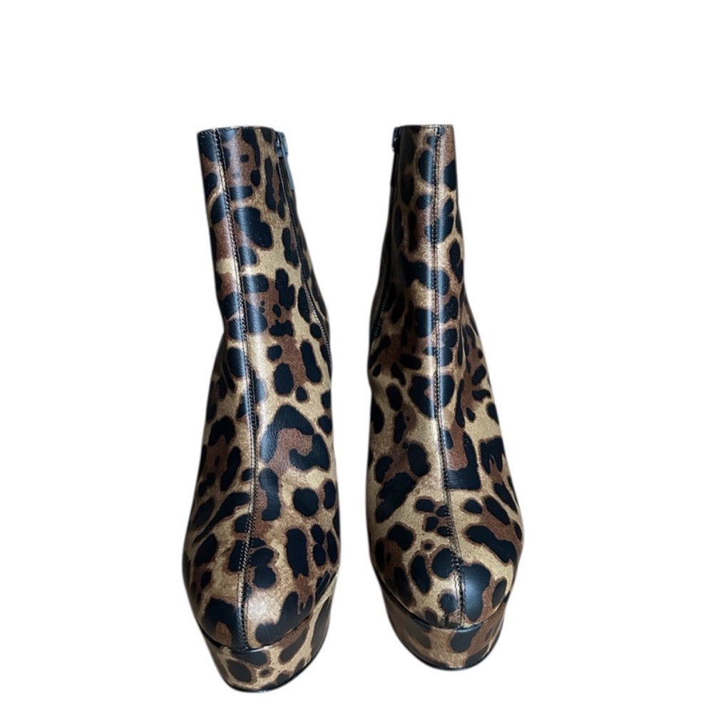 Christian Louboutin Bianca Leopard
Cheetah animal print booties RETAIL
1,295 - Picture 4 of 8